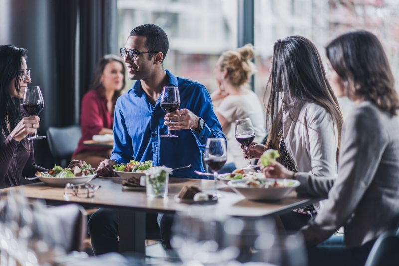 Come organizzare una cena aziendale per i tuoi dipendenti